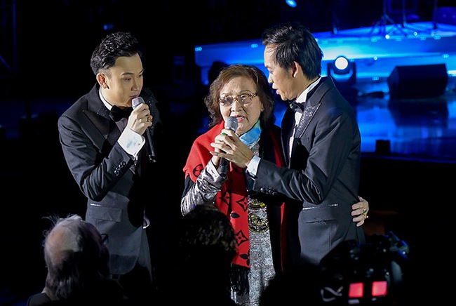 Trong 6 tháng giữ 14 tỷ từ thiện, Hoài Linh đã về miền Trung hát và khóc trong liveshow Dương Triệu Vũ  - Ảnh 5.