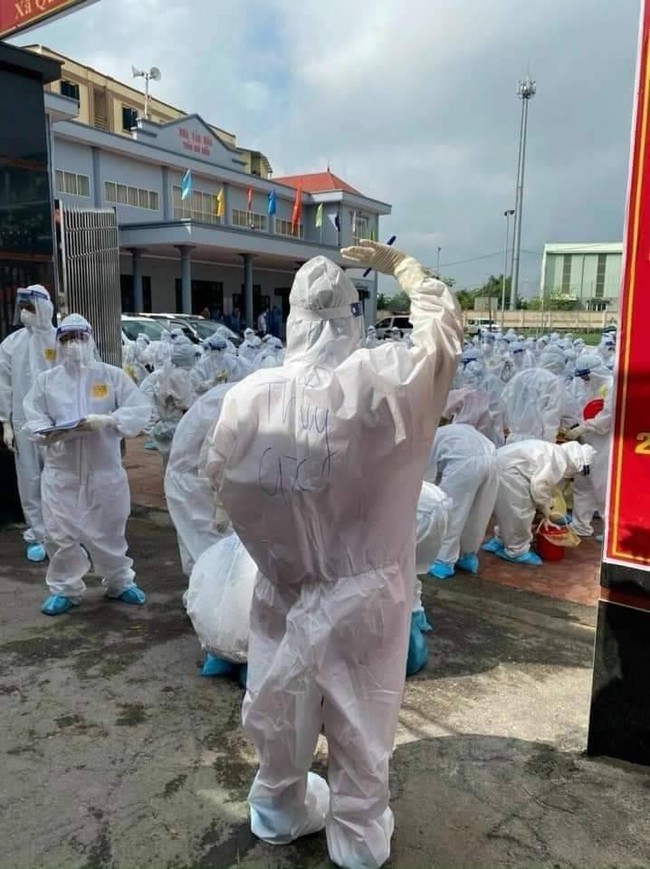 Hình ảnh tấm lưng phồng rộp của bác sĩ nơi tâm dịch Bắc Giang khiến nhiều người nghẹn ngào - Ảnh 1. Hình ảnh tấm lưng phồng rộp của bác sĩ nơi tâm dịch Bắc Giang khiến nhiều người nghẹn ngào - Ảnh 1.