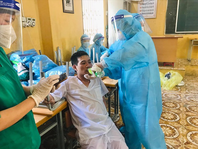 Hình ảnh tấm lưng phồng rộp của bác sĩ nơi tâm dịch Bắc Giang khiến nhiều người nghẹn ngào - Ảnh 6. Hình ảnh tấm lưng phồng rộp của bác sĩ nơi tâm dịch Bắc Giang khiến nhiều người nghẹn ngào - Ảnh 6.