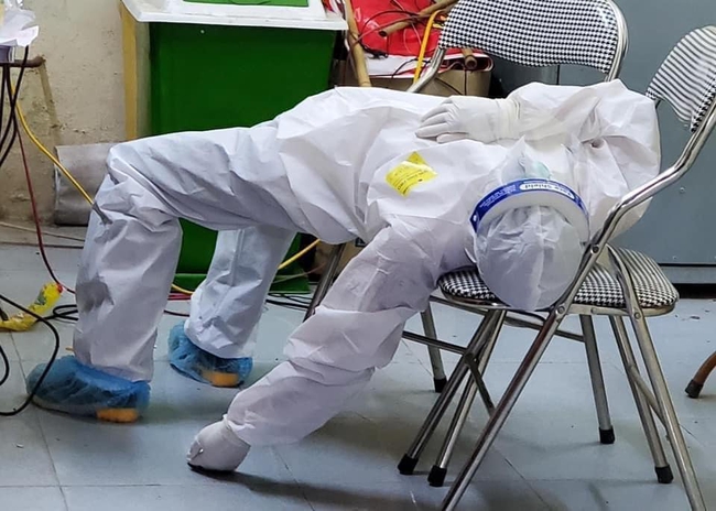 Hình ảnh tấm lưng phồng rộp của bác sĩ nơi tâm dịch Bắc Giang khiến nhiều người nghẹn ngào - Ảnh 8. Hình ảnh tấm lưng phồng rộp của bác sĩ nơi tâm dịch Bắc Giang khiến nhiều người nghẹn ngào - Ảnh 8.