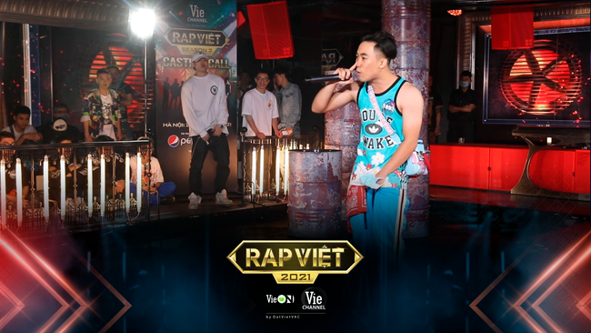 Rap Việt: &quot;Touliver con&quot;, nữ rapper ôm gấu bông xuất hiện khiến ai nấy há hốc - Ảnh 1.