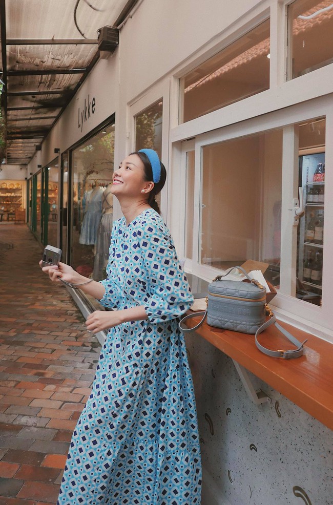 Ngắm bộ sưu tập váy "đồ sộ" của Thanh Hằng, nàng 30+ sẽ nhắm được nhiều kiểu trẻ trung và ghi trọn điểm sang chảnh - Ảnh 3. Ngắm bộ sưu tập váy "đồ sộ" của Thanh Hằng, nàng 30+ sẽ nhắm được nhiều kiểu trẻ trung và ghi trọn điểm sang chảnh - Ảnh 3.