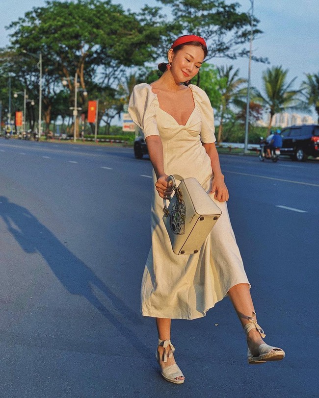Ngắm bộ sưu tập váy "đồ sộ" của Thanh Hằng, nàng 30+ sẽ nhắm được nhiều kiểu trẻ trung và ghi trọn điểm sang chảnh - Ảnh 10. Ngắm bộ sưu tập váy "đồ sộ" của Thanh Hằng, nàng 30+ sẽ nhắm được nhiều kiểu trẻ trung và ghi trọn điểm sang chảnh - Ảnh 10.