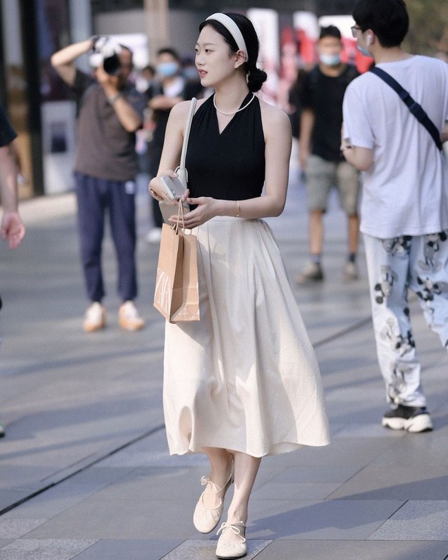 Street style Châu Á: Đồ họa tiết ngập tràn nhưng  - Ảnh 3.