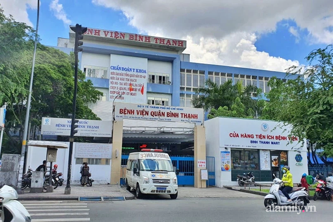 NÓNG: Bệnh viện quận Bình Thạnh bất ngờ đóng chặt cửa, đưa 1 người nghi nhiễm COVID-19 liên quan Hội thánh Phục Hưng rời đi - Ảnh 1.
