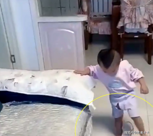 Bị bắt quả tang đang lén thử giày cao gót, phản ứng "nhanh như chớp" của cậu con trai làm mẹ phải bật cười thành tiếng - Ảnh 5. Bị bắt quả tang đang lén thử giày cao gót, phản ứng "nhanh như chớp" của cậu con trai làm mẹ phải bật cười thành tiếng - Ảnh 5.