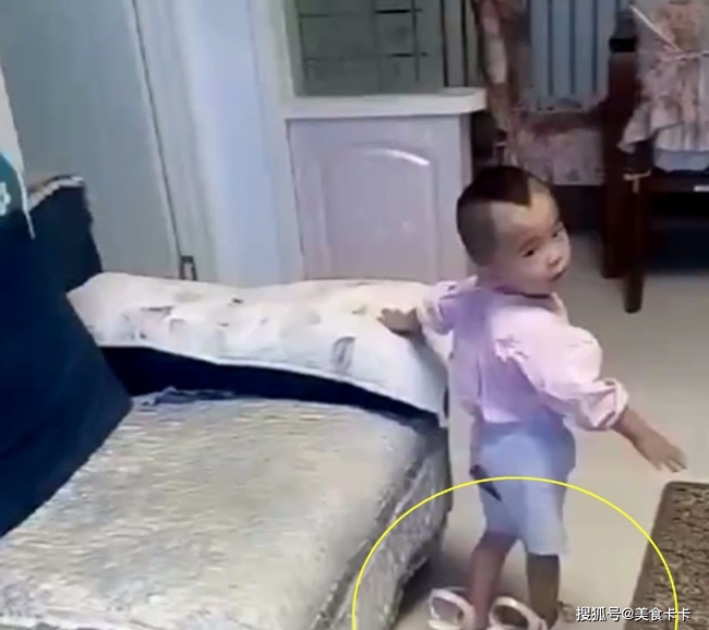 Bị bắt quả tang đang lén thử giày cao gót, phản ứng "nhanh như chớp" của cậu con trai làm mẹ phải bật cười thành tiếng - Ảnh 3. Bị bắt quả tang đang lén thử giày cao gót, phản ứng "nhanh như chớp" của cậu con trai làm mẹ phải bật cười thành tiếng - Ảnh 3.