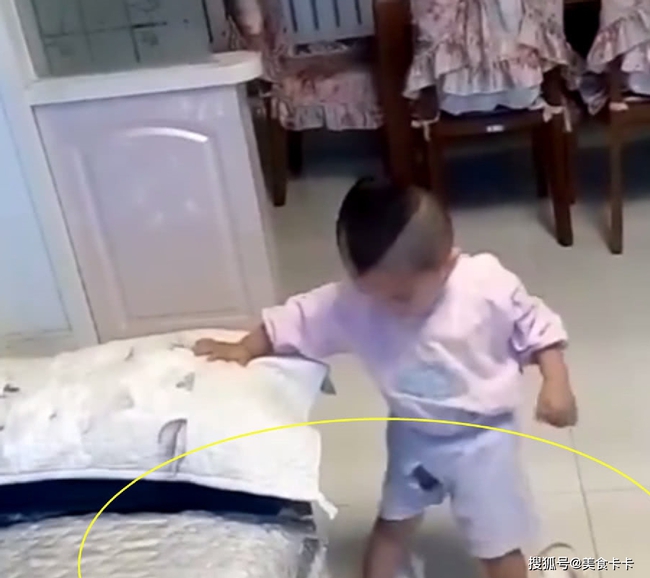 Bị bắt quả tang đang lén thử giày cao gót, phản ứng "nhanh như chớp" của cậu con trai làm mẹ phải bật cười thành tiếng - Ảnh 2. Bị bắt quả tang đang lén thử giày cao gót, phản ứng "nhanh như chớp" của cậu con trai làm mẹ phải bật cười thành tiếng - Ảnh 2.