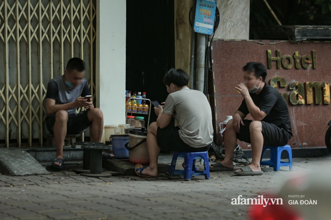 Hàng quán, trà đá vỉa hè Hà Nội nghiêm chỉnh chấp hành quy định đóng cửa phòng dịch - Ảnh 5.