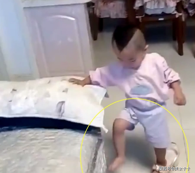 Bị bắt quả tang đang lén thử giày cao gót, phản ứng "nhanh như chớp" của cậu con trai làm mẹ phải bật cười thành tiếng - Ảnh 4. Bị bắt quả tang đang lén thử giày cao gót, phản ứng "nhanh như chớp" của cậu con trai làm mẹ phải bật cười thành tiếng - Ảnh 4.
