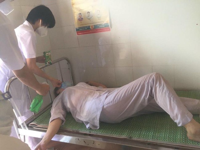 Hình ảnh những nhân viên y tế kiệt sức, đổ gục khi lấy mẫu test COVID-19 giữa trưa nóng khiến ai cũng xót xa - Ảnh 12.