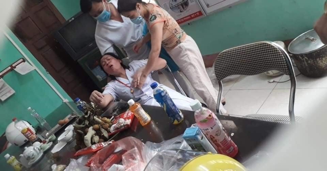 Hình ảnh những nhân viên y tế kiệt sức, đổ gục khi lấy mẫu test COVID-19 giữa trưa nóng khiến ai cũng xót xa - Ảnh 5.