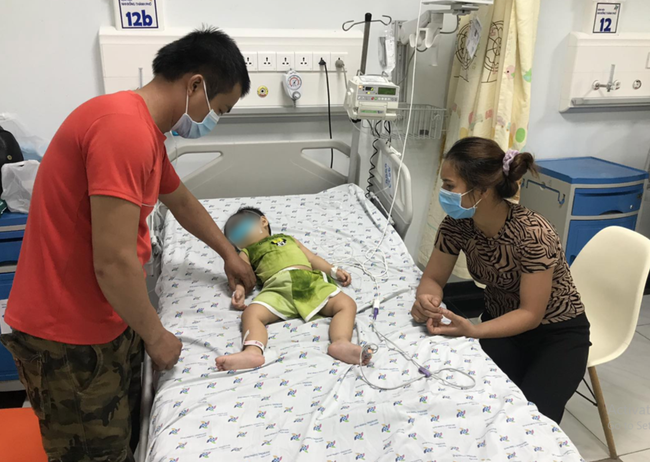 Bé gái 15 tháng tuổi ở Long An nuốt 7 miếng dao lam vào bụng nguy kịch - Ảnh 1. Bé gái 15 tháng tuổi ở Long An nuốt 7 miếng dao lam vào bụng nguy kịch - Ảnh 1.