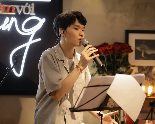 Được Phương Uyên hết mình đào tạo, Quang Trung nghiêm túc theo đuổi đam mê ca hát - Ảnh 3. Được Phương Uyên hết mình đào tạo, Quang Trung nghiêm túc theo đuổi đam mê ca hát - Ảnh 3.