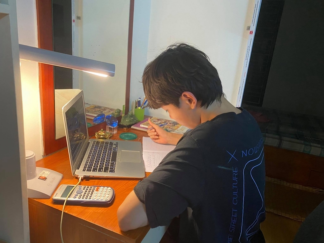 Khảo sát trực tuyến cho học sinh lớp 12 tại Hà Nội: Bài đọc dài, nhiều từ mới - Ảnh 1.
