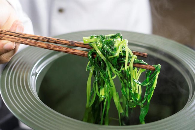 The dilemma: Should water spinach soup be squeezed with lemon or pounded with tamarind?
