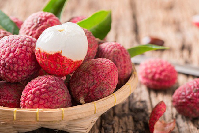 Nếu ăn vải mà vẫn bị nổi mụn, nóng trong, rất có thể bạn chưa dắt túi 6 mẹo hay ho này! - Ảnh 4. Nếu ăn vải mà vẫn bị nổi mụn, nóng trong, rất có thể bạn chưa dắt túi 6 mẹo hay ho này! - Ảnh 4.