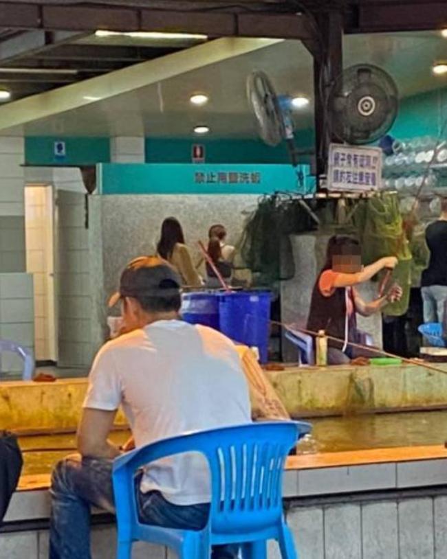 Thấy 3 c&ocirc; g&aacute;i c&acirc;u t&ocirc;m cả tiếng m&agrave; chẳng được con n&agrave;o, thanh ni&ecirc;n "ra tay nghĩa hiệp&rdquo; v&agrave; c&aacute;i kết l&agrave;m d&acirc;n mạng x&ocirc;n xao ghen tị - Ảnh 2.