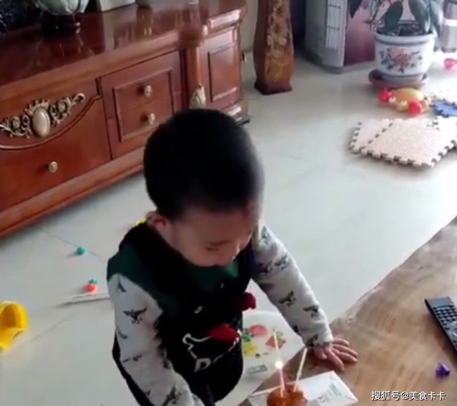 Đang cùng mẹ chơi trò thổi nến sinh nhật, con trai bất ngờ làm một hành động khiến cho mẹ sững sờ không thốt nên lời - Ảnh 1. Đang cùng mẹ chơi trò thổi nến sinh nhật, con trai bất ngờ làm một hành động khiến cho mẹ sững sờ không thốt nên lời - Ảnh 1.