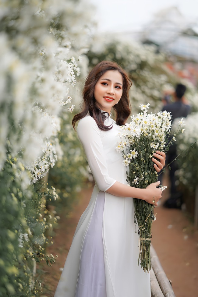 Cận cảnh nhan sắc xinh đẹp của người đẹp &quot;Xóm trọ Balanha&quot; Phạm Hương sau thời gian ở ẩn - Ảnh 6.