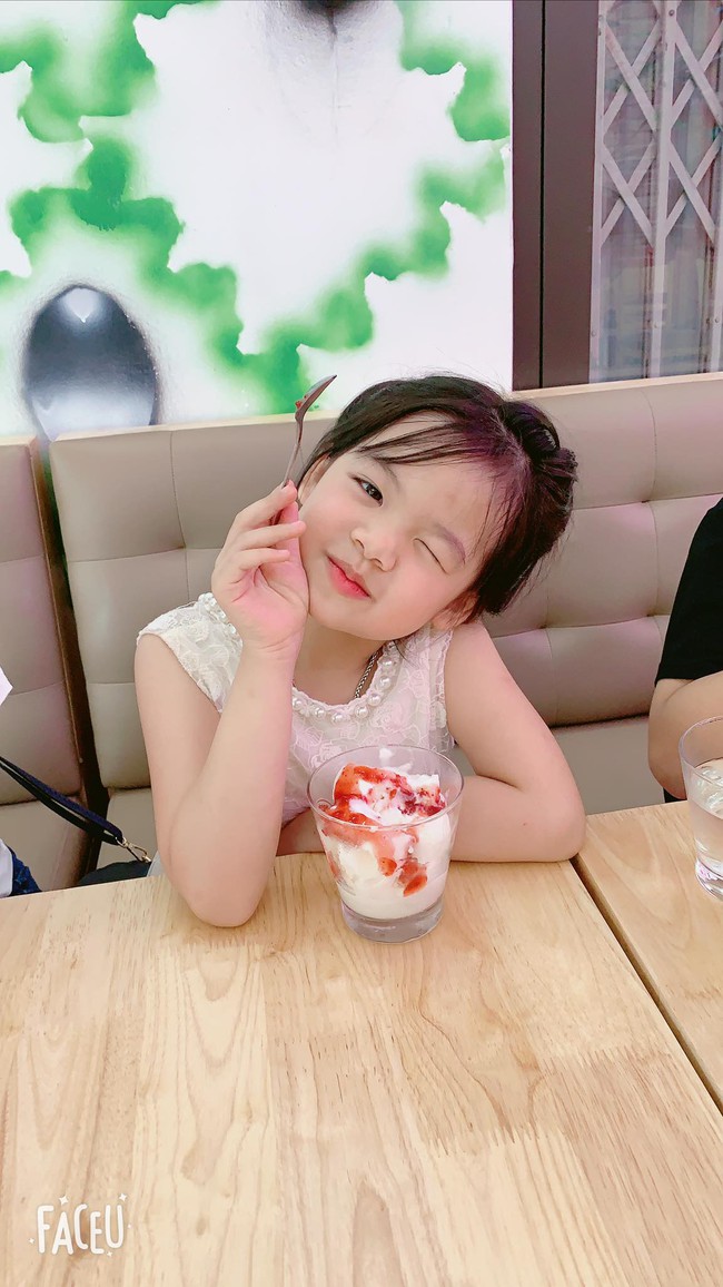 Được mẹ đưa đi làm răng, bé gái có hành động "làm phép" trấn áp cơn sợ hãi khiến người lớn cũng cảm thấy bất ngờ - Ảnh 3. Được mẹ đưa đi làm răng, bé gái có hành động "làm phép" trấn áp cơn sợ hãi khiến người lớn cũng cảm thấy bất ngờ - Ảnh 3.
