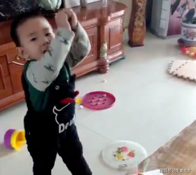 Đang cùng mẹ chơi trò thổi nến sinh nhật, con trai bất ngờ làm một hành động khiến cho mẹ sững sờ không thốt nên lời - Ảnh 3. Đang cùng mẹ chơi trò thổi nến sinh nhật, con trai bất ngờ làm một hành động khiến cho mẹ sững sờ không thốt nên lời - Ảnh 3.