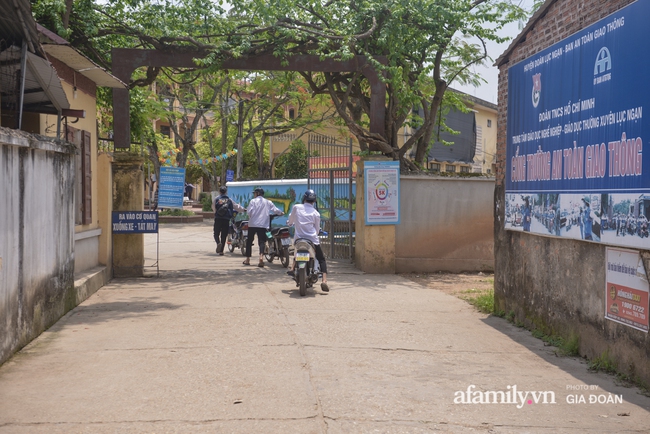 Thông tin mới nhất vụ thầy giáo tát, đạp học sinh trên bục giảng ở Bắc Giang: Trường quyết định chấm dứt hợp đồng với thầy - Ảnh 3.