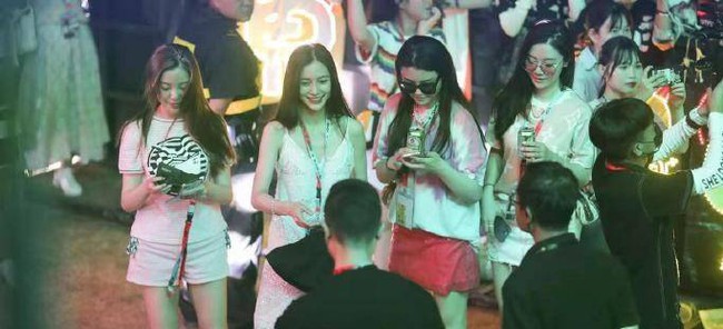 “Bóc trần” nhan sắc thật của Angelababy trong hình do người qua đường chụp - Ảnh 3. “Bóc trần” nhan sắc thật của Angelababy trong hình do người qua đường chụp - Ảnh 3.