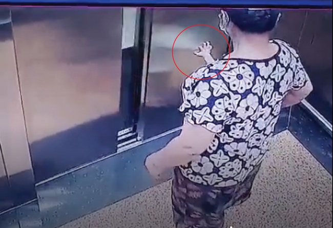 Thót tim xem cảnh bé trai mắc kẹt bàn tay trong thang máy, nhưng chớ hoảng loạn mà ra sức chặn cửa kéo tay bé ra ngoài - Ảnh 3.