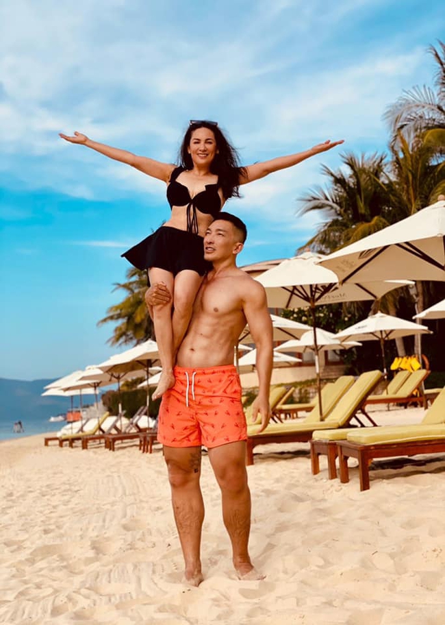 Phi Nhung diện bikini khoe body nhưng không "hot" bằng khoảnh khắc bồng bế với trai trẻ 6 múi - Ảnh 2.