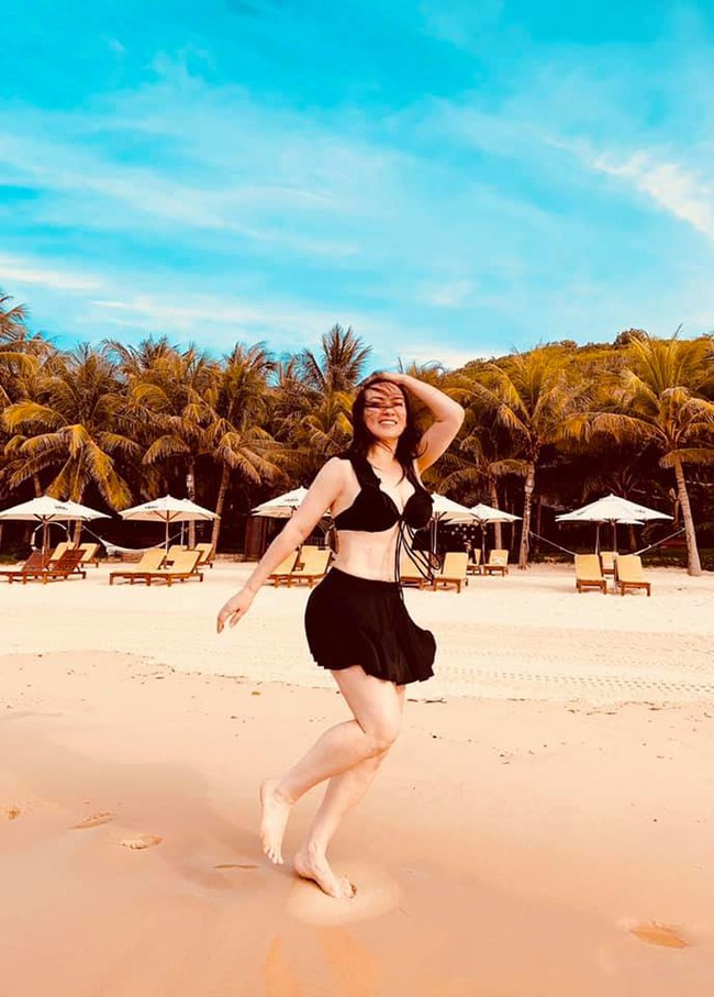Phi Nhung diện bikini khoe body nhưng không "hot" bằng khoảnh khắc bồng bế với trai trẻ 6 múi - Ảnh 4.