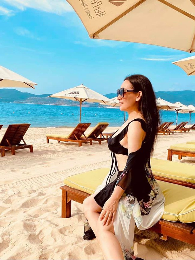 Phi Nhung diện bikini khoe body nhưng không "hot" bằng khoảnh khắc bồng bế với trai trẻ 6 múi - Ảnh 3.
