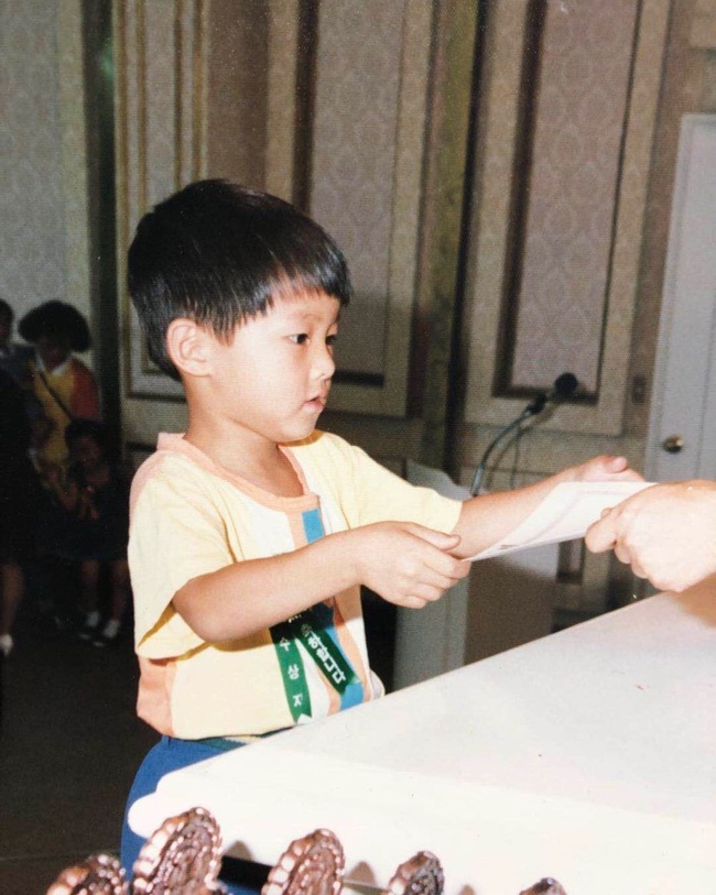 Bức ảnh hiếm hoi ngày bé chưa từng được công bố của Song Joong Ki, nhìn thấy mà “cưng xỉu” - Ảnh 2.