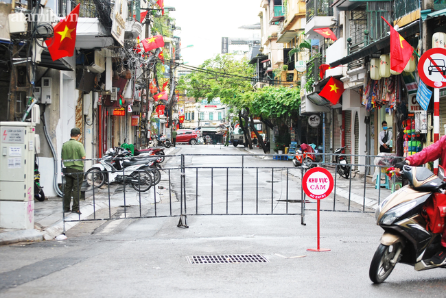 Chốt kiểm soát trên phố Đinh Liệt Chốt kiểm soát trên phố Đinh Liệt