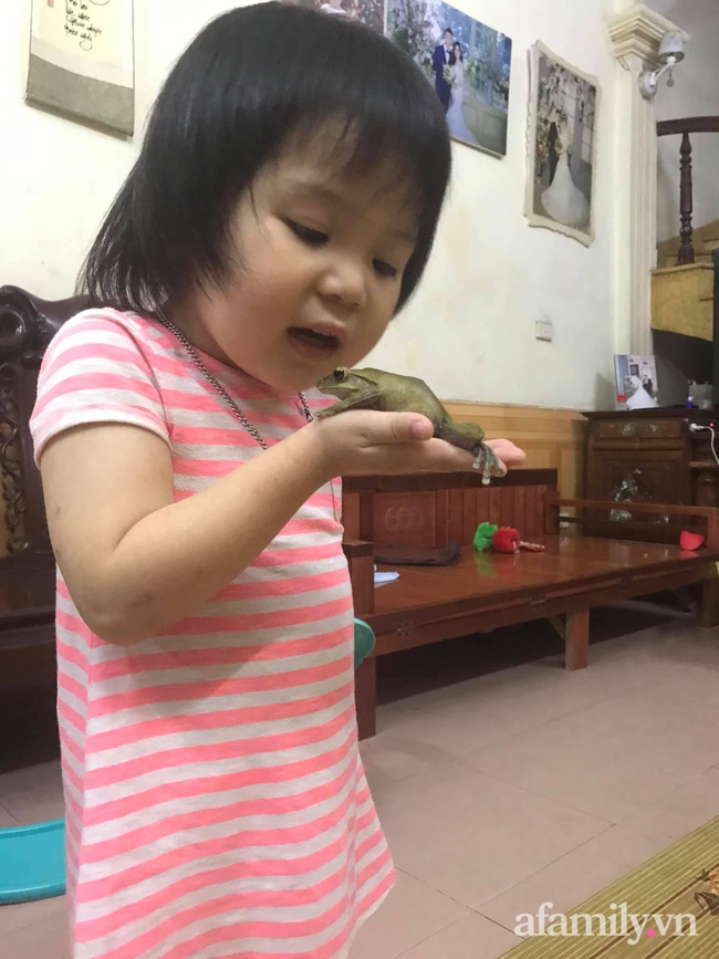 Dân mạng "ngất lịm" khi nhìn thấy thứ bé gái 3 tuổi đang cầm trên tay, ai nói "đẻ con gái dịu dàng" phải xin rút vội - Ảnh 2. Dân mạng "ngất lịm" khi nhìn thấy thứ bé gái 3 tuổi đang cầm trên tay, ai nói "đẻ con gái dịu dàng" phải xin rút vội - Ảnh 2.