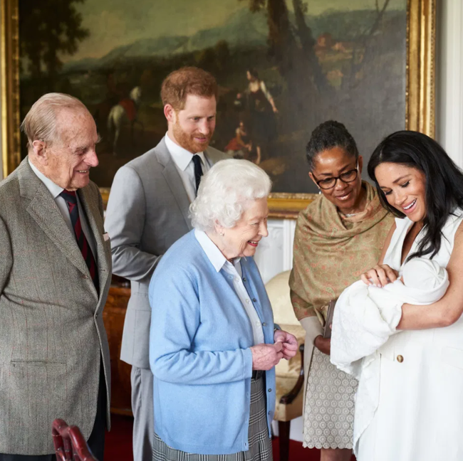 Bé Archie bước sang tuổi lên 2, Nữ hoàng Anh gửi lời chúc mừng kèm tấm hình chứa ẩn ý sâu xa nhắc nhở Meghan Markle - Ảnh 1.