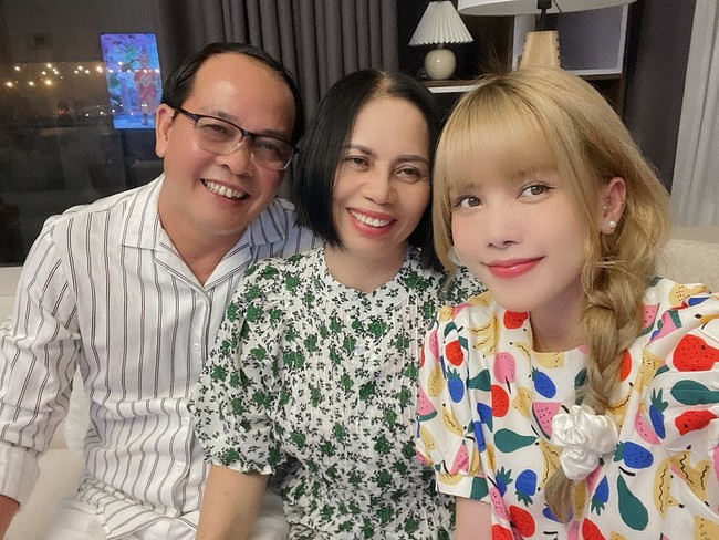 "Ngày của mẹ" nhìn lại những món quà sao Việt tặng đấng sinh thành mà trầm trồ: Người tặng nhà, người tặng xe nhưng tất cả đều kém xa Lý Nhã Kỳ - Ảnh 4. "Ngày của mẹ" nhìn lại những món quà sao Việt tặng đấng sinh thành mà trầm trồ: Người tặng nhà, người tặng xe nhưng tất cả đều kém xa Lý Nhã Kỳ - Ảnh 4.
