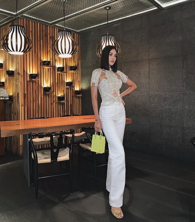 Đụng một mẫu áo: HH Tiểu Vy gợi cảm, Ngọc Trinh trông giống như đang đi chợ nhỉ? - Ảnh 3. Đụng một mẫu áo: HH Tiểu Vy gợi cảm, Ngọc Trinh trông giống như đang đi chợ nhỉ? - Ảnh 3.
