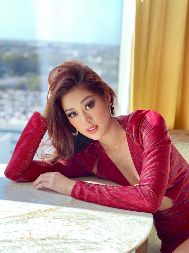 Khánh Vân "đốt mắt" cộng đồng mạng bằng outfit hở bạo trong ngày thứ 2 "ra quân" Miss Universe 2020 - Ảnh 5. Khánh Vân "đốt mắt" cộng đồng mạng bằng outfit hở bạo trong ngày thứ 2 "ra quân" Miss Universe 2020 - Ảnh 5.