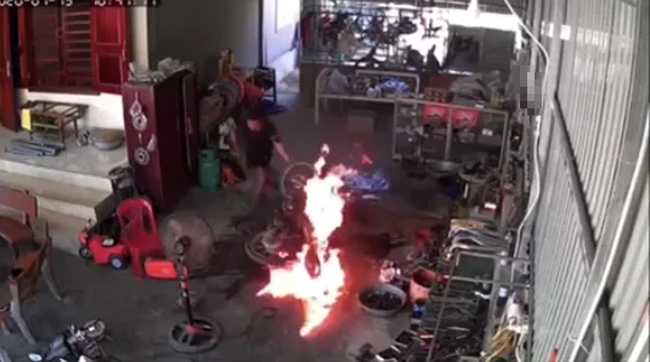 Xe máy đang sửa bất ngờ bốc cháy dữ dội, pha dập lửa của người đàn ông khiến ai nấy ngán ngẩm - Ảnh 2.
