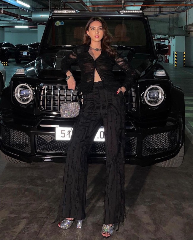 Mới sắm Rolls Royce, Ngọc Trinh lại bổ sung vào bộ sưu tập của mình chiếc xế hộp Mercedes "khủng" - Ảnh 2.