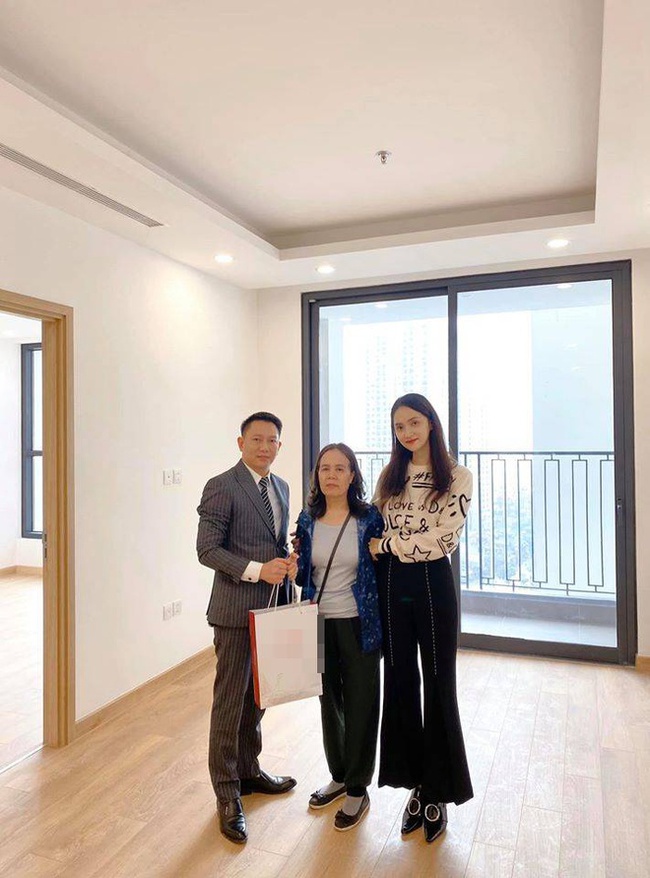 "Ngày của mẹ" nhìn lại những món quà sao Việt tặng đấng sinh thành mà trầm trồ: Người tặng nhà, người tặng xe nhưng tất cả đều kém xa Lý Nhã Kỳ - Ảnh 8. "Ngày của mẹ" nhìn lại những món quà sao Việt tặng đấng sinh thành mà trầm trồ: Người tặng nhà, người tặng xe nhưng tất cả đều kém xa Lý Nhã Kỳ - Ảnh 8.