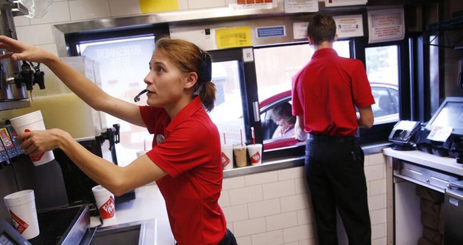 Thấy bé trai ngồi sau xe cư xử kỳ lạ, nhân viên cửa hàng fastfood cầm theo con dao phóng ra ngoài, nhờ đó mà cứu mạng đứa trẻ - Ảnh 2.