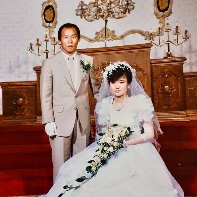 Ảnh cưới hiếm hoi của vợ chồng HLV Park Hang Seo và bà Choi Song-a nhân kỷ niệm 34 năm ngày cưới - Ảnh 1.