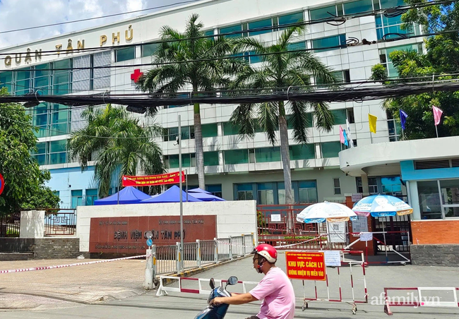 Mới mở cửa 1 ngày, Bệnh viện quận Tân Phú lại phải phong tỏa tiếp vì 2 nhân viên y tế nghi nhiễm COVID-19 - Ảnh 1.