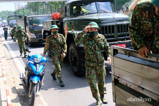 TP.HCM: Quân đội mang 15 xe đặc chủng phun khử khuẩn chống dịch COVID-19, nhiều người dân hiếu kỳ đứng quay clip - Ảnh 5.