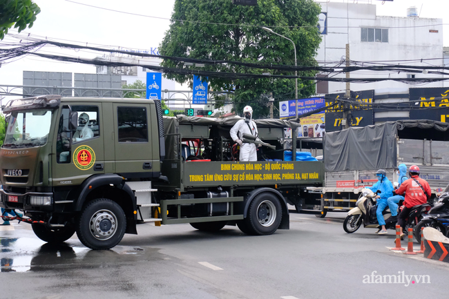 TP.HCM: Quân đội mang 15 xe đặc chủng phun khử khuẩn chống dịch COVID-19, nhiều người dân hiếu kỳ đứng quay clip - Ảnh 4.