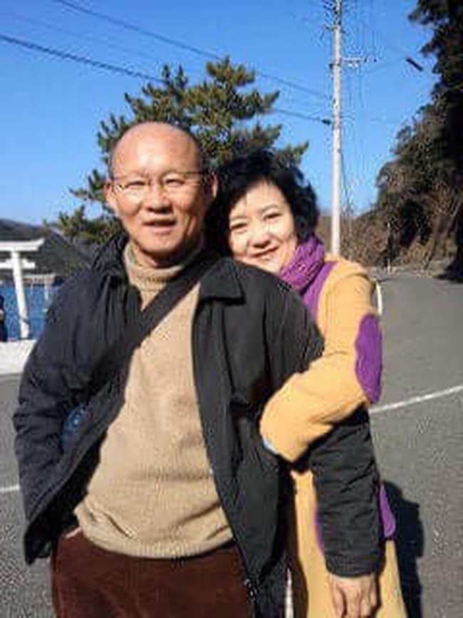 Ảnh cưới hiếm hoi của vợ chồng HLV Park Hang Seo và bà Choi Song-a nhân kỷ niệm 34 năm ngày cưới - Ảnh 3.