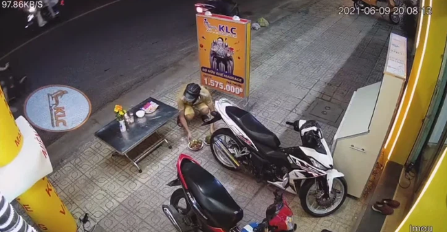 Thấy chủ nhà bày mâm cúng Mùng 1 trước cửa, tên trộm lấy đi một thứ khiến ai cũng khó hiểu - Ảnh 2. Thấy chủ nhà bày mâm cúng Mùng 1 trước cửa, tên trộm lấy đi một thứ khiến ai cũng khó hiểu - Ảnh 2.