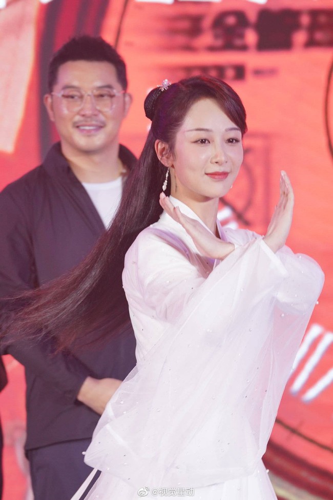 Dương Tử đi họp báo, mặc váy trắng gợi nhắc Cẩm Mịch ở Hương mật tựa khói sương, người bé xíu gây chú ý - Ảnh 6. Dương Tử đi họp báo, mặc váy trắng gợi nhắc Cẩm Mịch ở Hương mật tựa khói sương, người bé xíu gây chú ý - Ảnh 6.